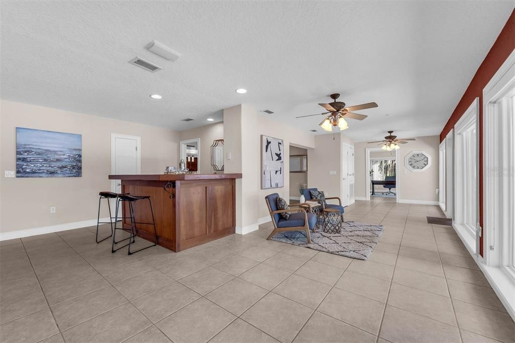 合同活跃: $975,000 (5 贝兹, 3 浴室, 3858 平方英尺)