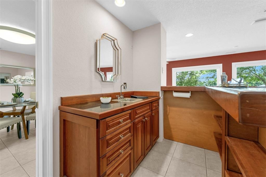 合同活跃: $975,000 (5 贝兹, 3 浴室, 3858 平方英尺)