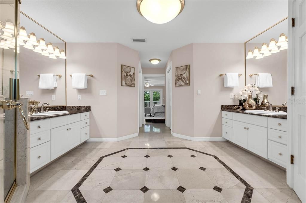 合同活跃: $975,000 (5 贝兹, 3 浴室, 3858 平方英尺)