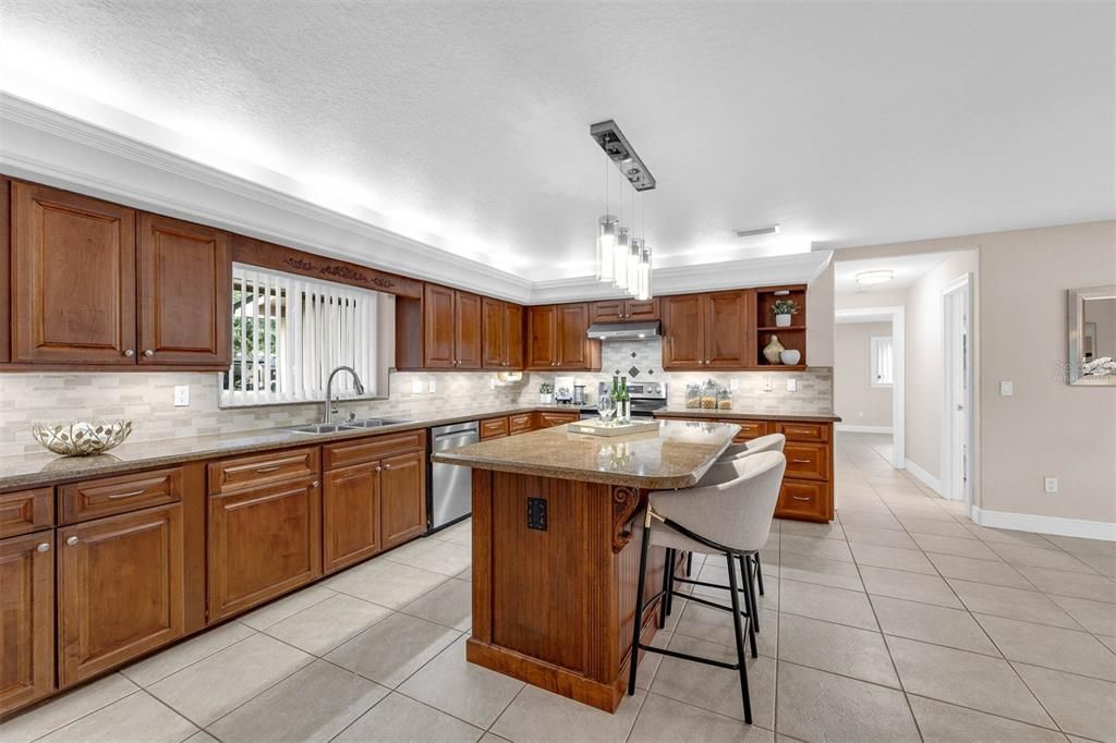 合同活跃: $975,000 (5 贝兹, 3 浴室, 3858 平方英尺)