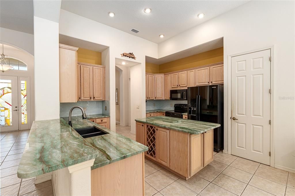 合同活跃: $424,900 (3 贝兹, 2 浴室, 2262 平方英尺)