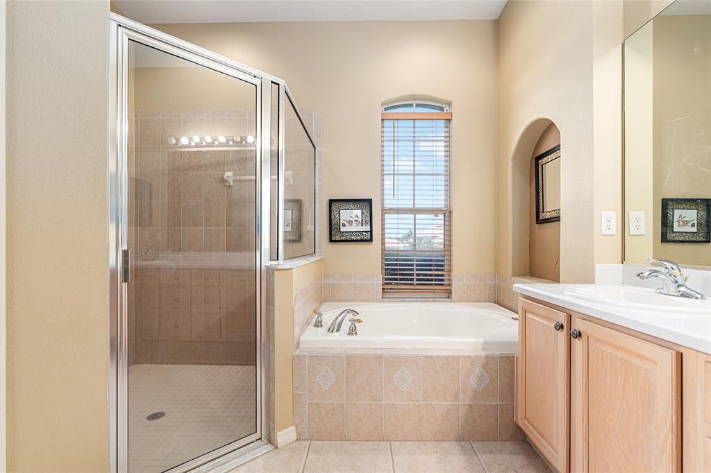 合同活跃: $424,900 (3 贝兹, 2 浴室, 2262 平方英尺)