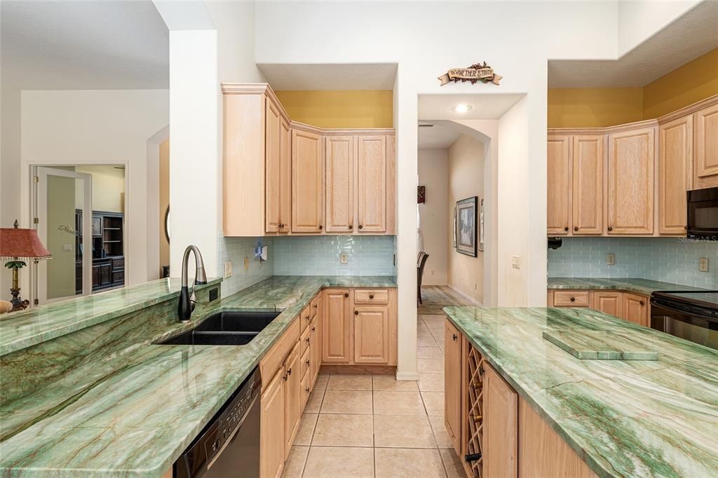 合同活跃: $424,900 (3 贝兹, 2 浴室, 2262 平方英尺)