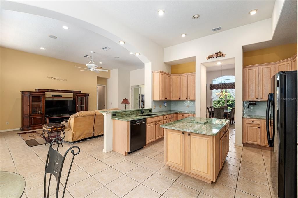 合同活跃: $424,900 (3 贝兹, 2 浴室, 2262 平方英尺)