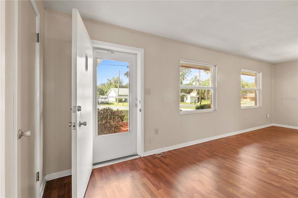 Active With Contract: $284,900 (3 beds, 1 baths, 1446 Square Feet)