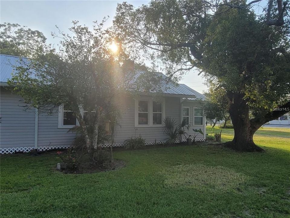 Active With Contract: $1,799 (2 beds, 1 baths, 1676 Square Feet)