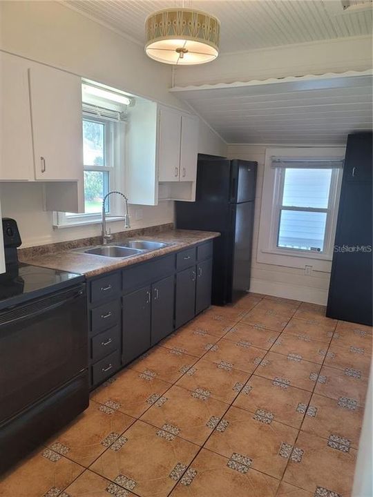 Active With Contract: $1,799 (2 beds, 1 baths, 1676 Square Feet)