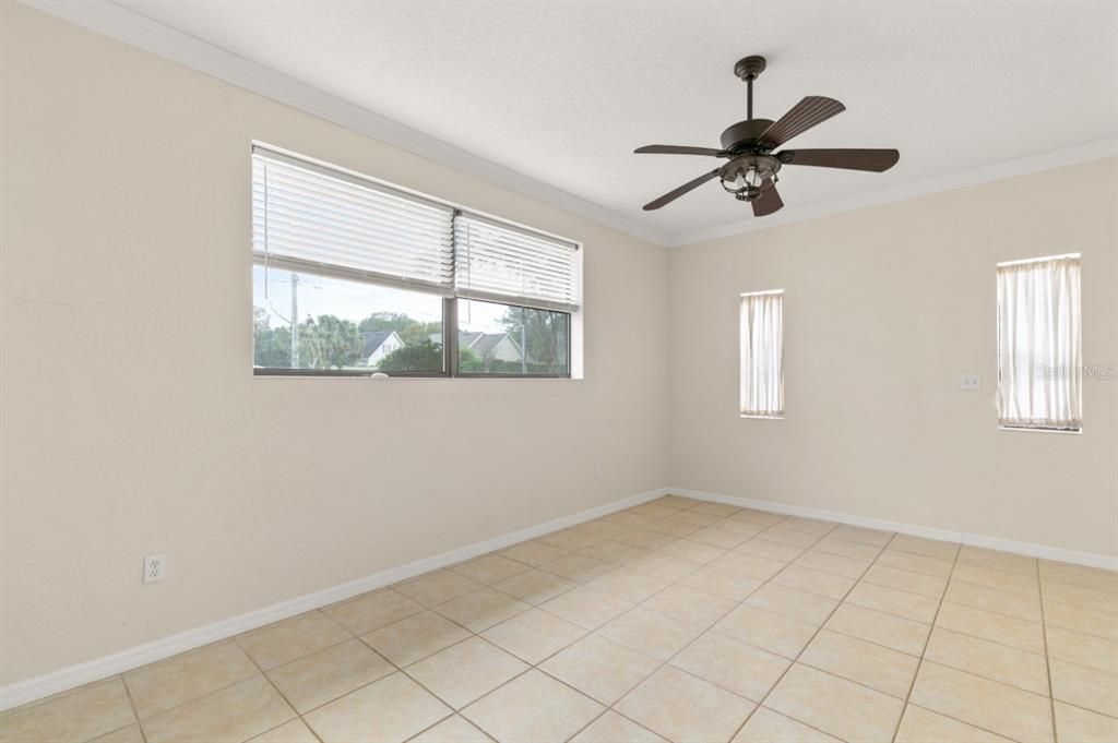 合同活跃: $584,900 (3 贝兹, 4 浴室, 1850 平方英尺)