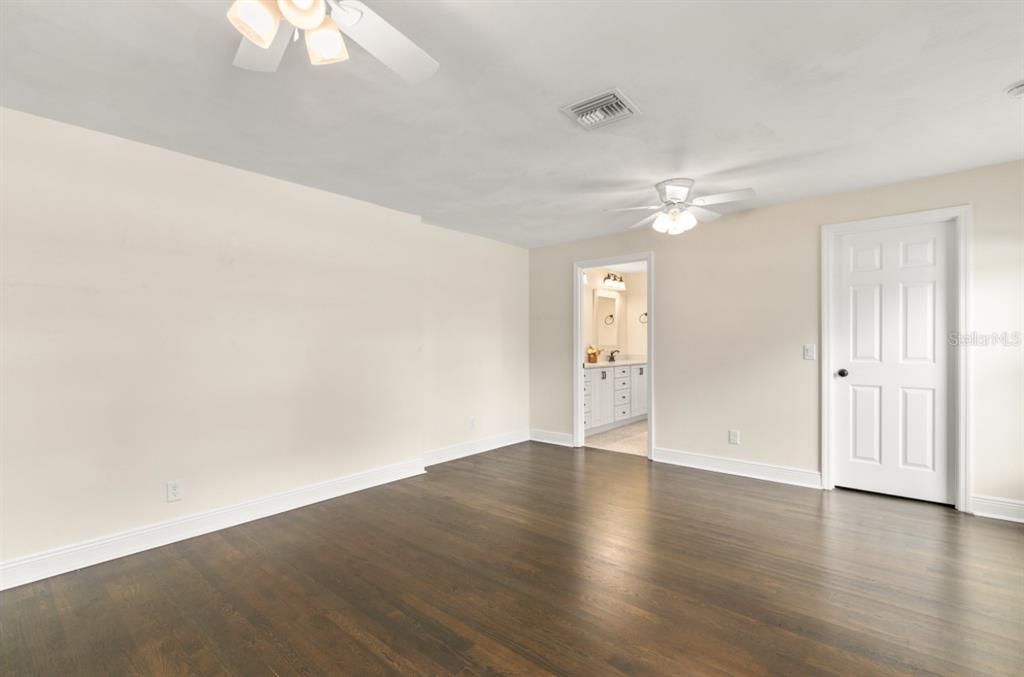 合同活跃: $584,900 (3 贝兹, 4 浴室, 1850 平方英尺)