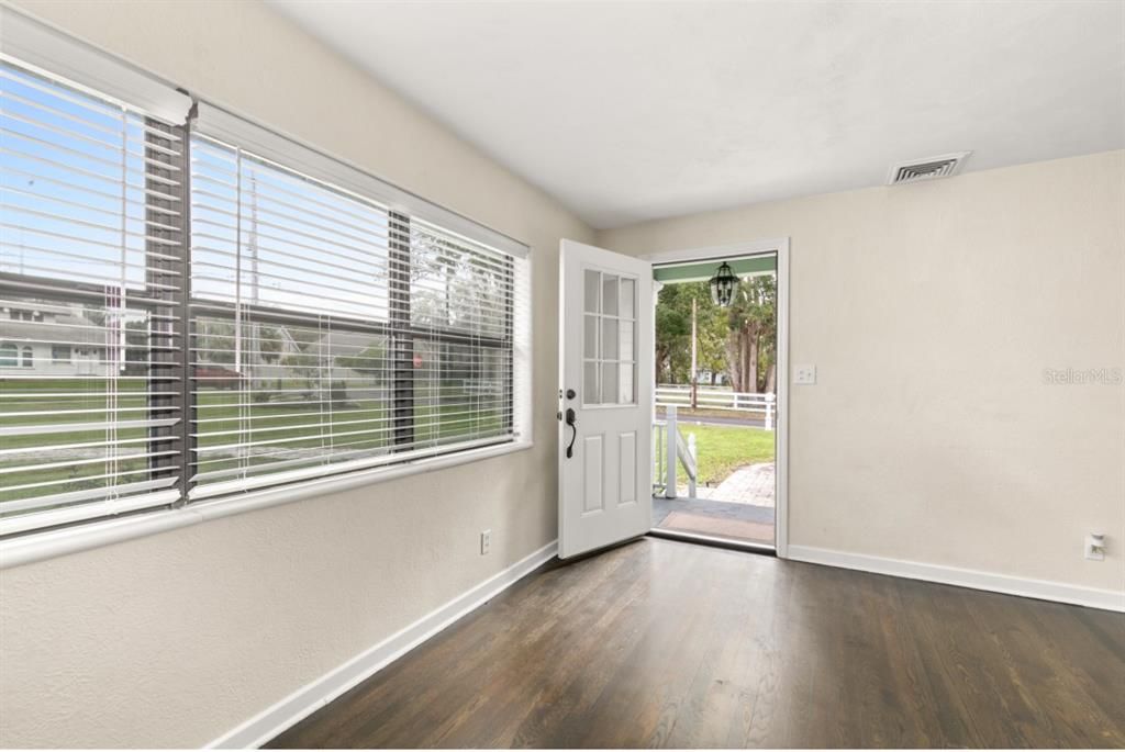 合同活跃: $584,900 (3 贝兹, 4 浴室, 1850 平方英尺)