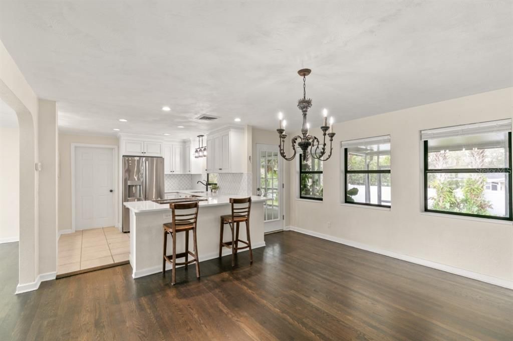 合同活跃: $584,900 (3 贝兹, 4 浴室, 1850 平方英尺)