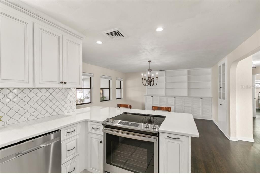 合同活跃: $584,900 (3 贝兹, 4 浴室, 1850 平方英尺)