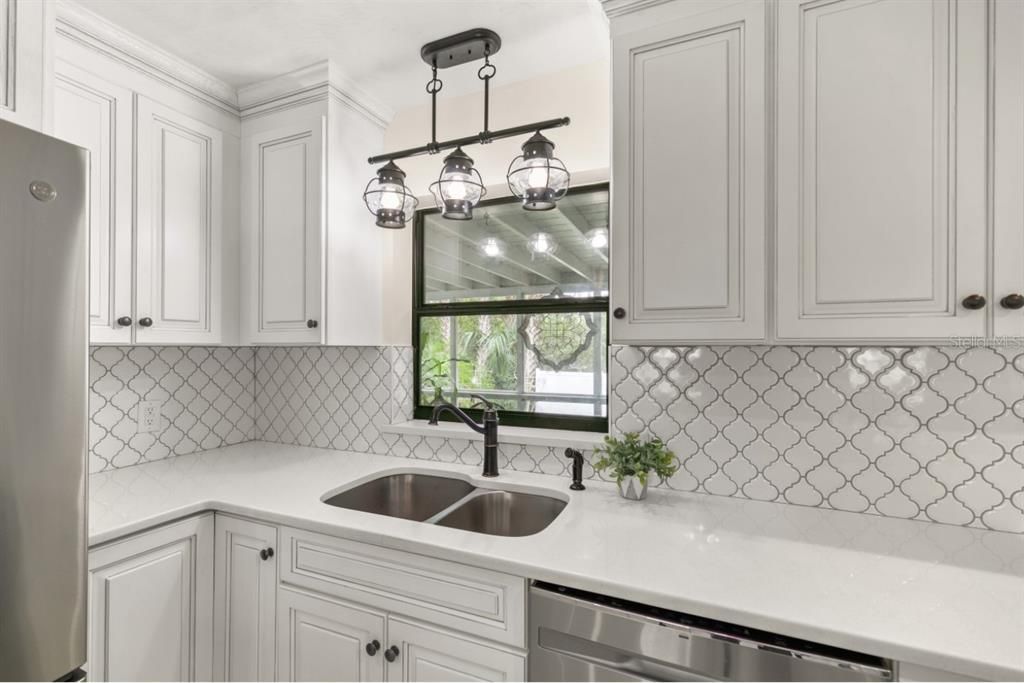 合同活跃: $584,900 (3 贝兹, 4 浴室, 1850 平方英尺)