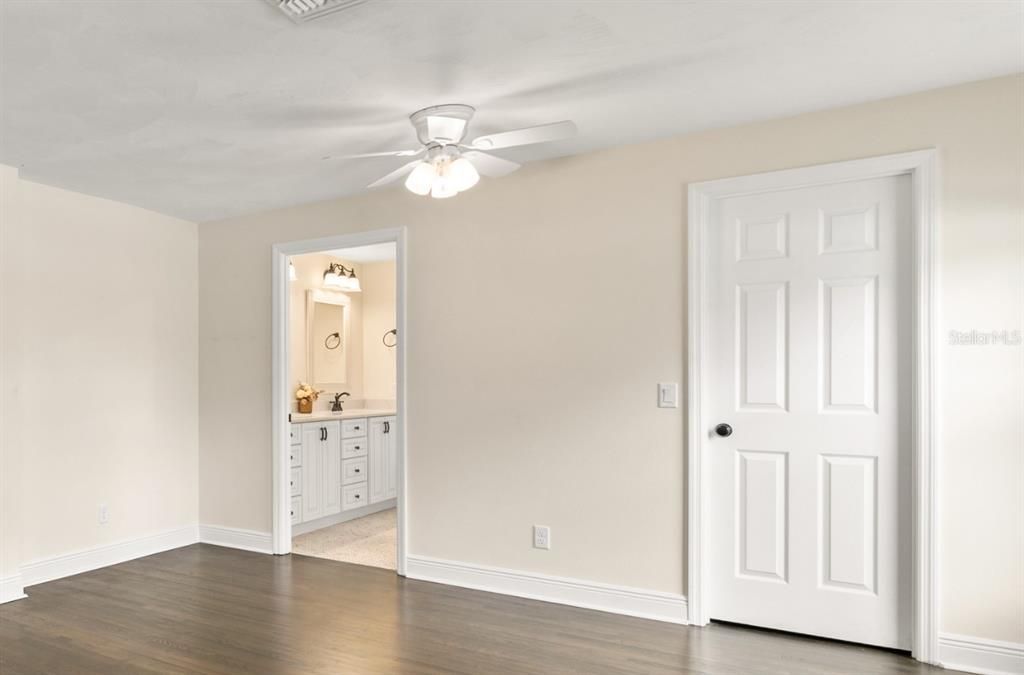 合同活跃: $584,900 (3 贝兹, 4 浴室, 1850 平方英尺)