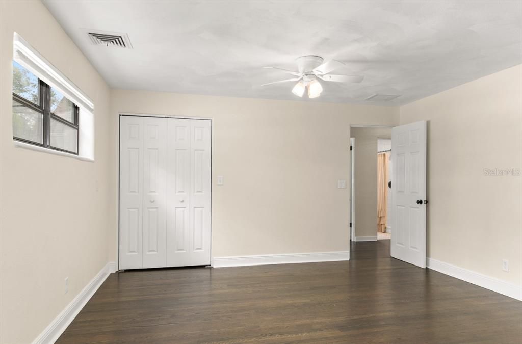 合同活跃: $584,900 (3 贝兹, 4 浴室, 1850 平方英尺)