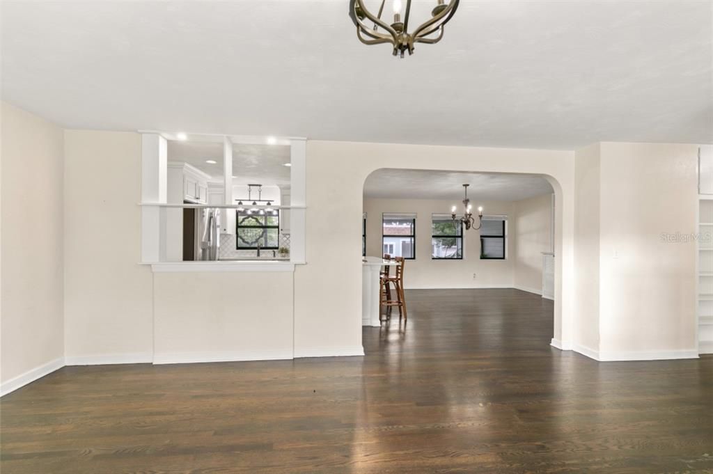 合同活跃: $584,900 (3 贝兹, 4 浴室, 1850 平方英尺)