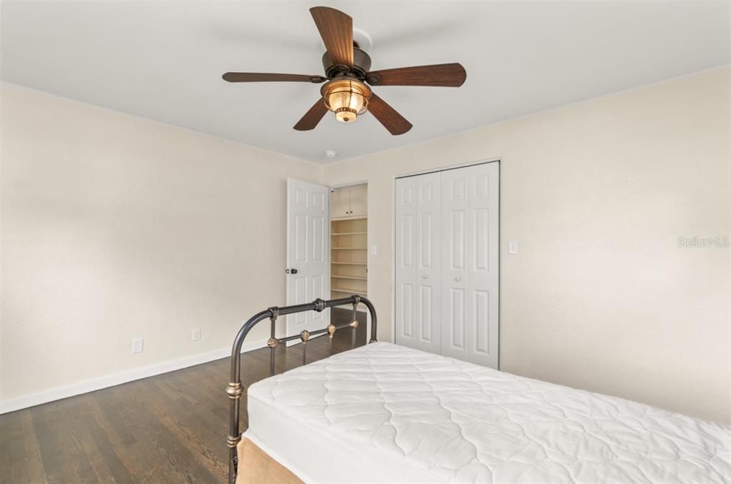 合同活跃: $584,900 (3 贝兹, 4 浴室, 1850 平方英尺)