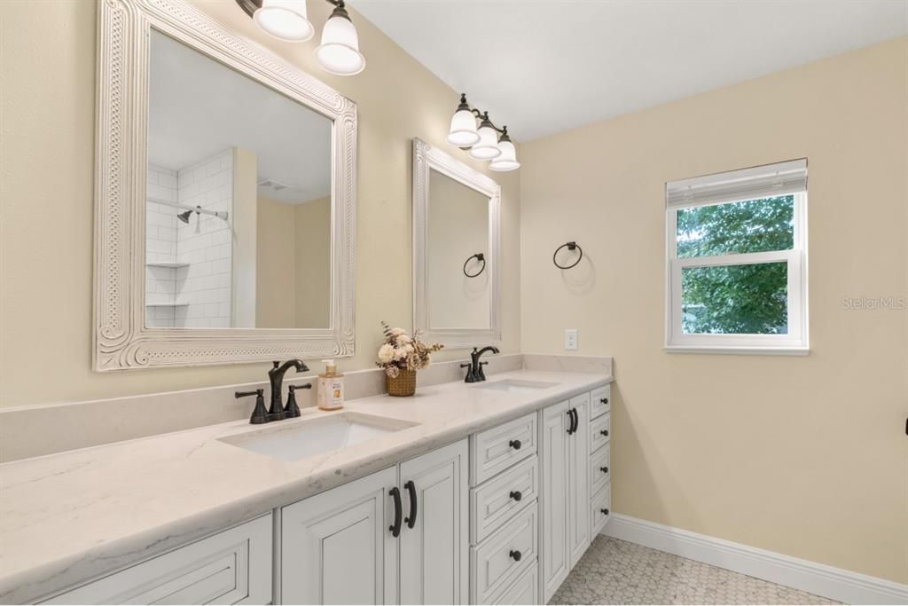 合同活跃: $584,900 (3 贝兹, 4 浴室, 1850 平方英尺)