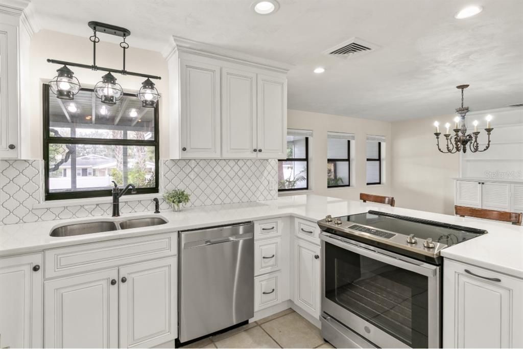 合同活跃: $584,900 (3 贝兹, 4 浴室, 1850 平方英尺)