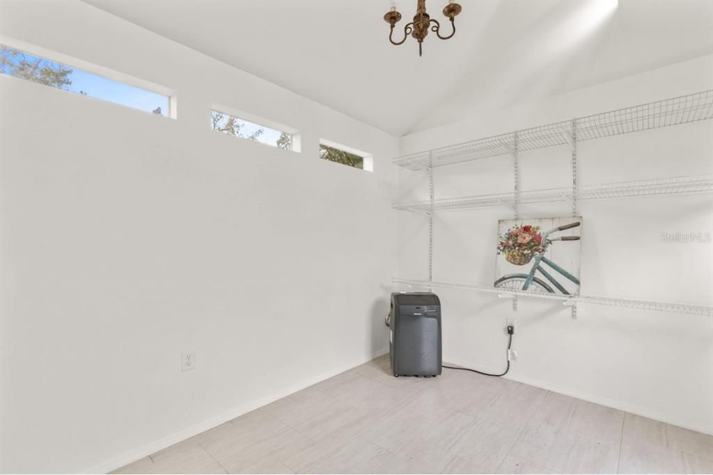 合同活跃: $584,900 (3 贝兹, 4 浴室, 1850 平方英尺)