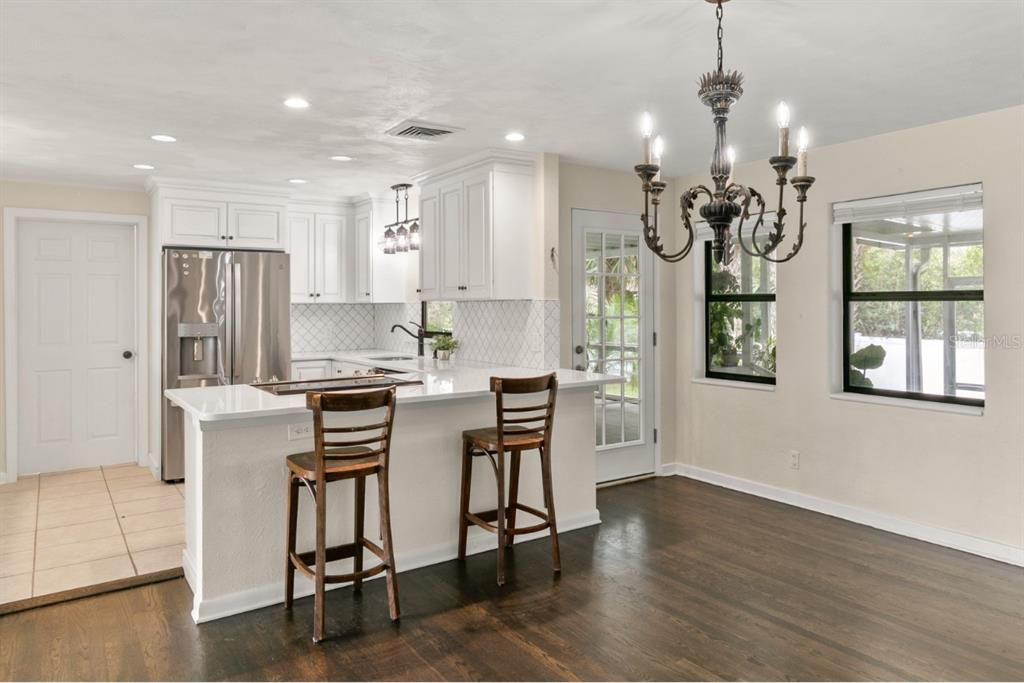 合同活跃: $584,900 (3 贝兹, 4 浴室, 1850 平方英尺)