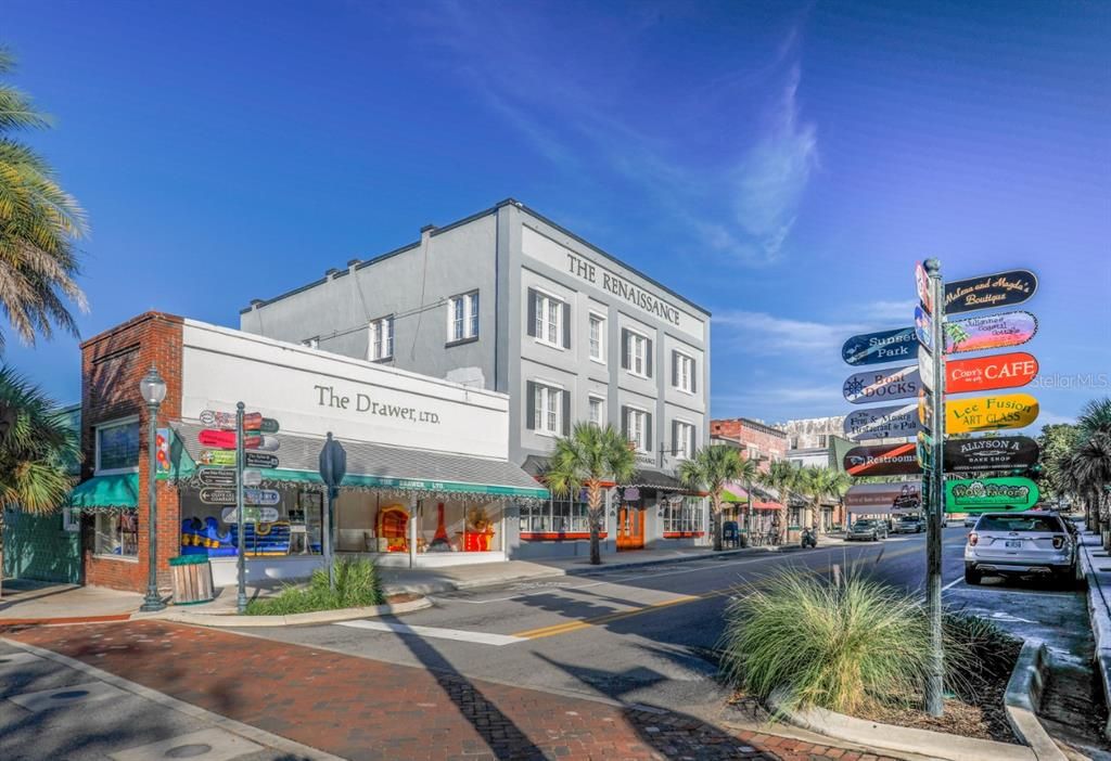 合同活跃: $584,900 (3 贝兹, 4 浴室, 1850 平方英尺)