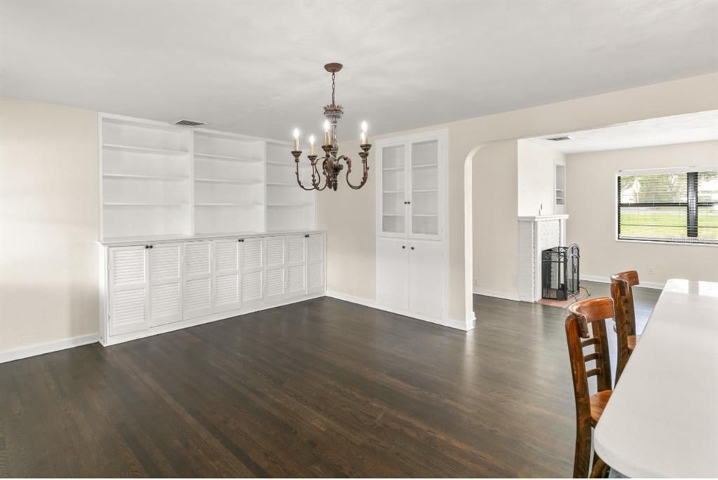 合同活跃: $584,900 (3 贝兹, 4 浴室, 1850 平方英尺)