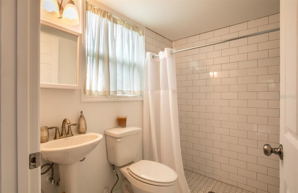 合同活跃: $584,900 (3 贝兹, 4 浴室, 1850 平方英尺)