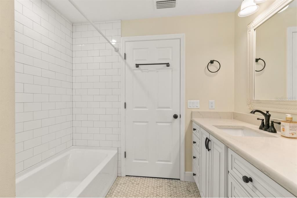 合同活跃: $584,900 (3 贝兹, 4 浴室, 1850 平方英尺)