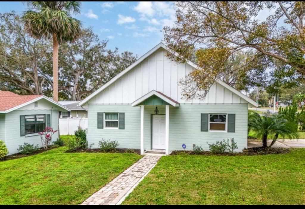 合同活跃: $584,900 (3 贝兹, 4 浴室, 1850 平方英尺)