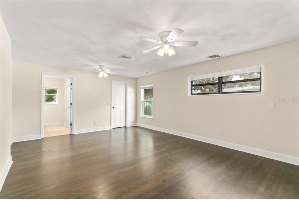 合同活跃: $584,900 (3 贝兹, 4 浴室, 1850 平方英尺)