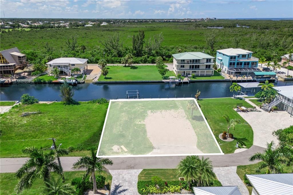 Под контрактом: $395,000 (0.26 acres)