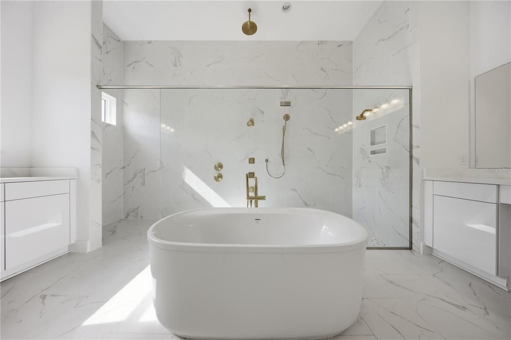 For Sale: $3,050,000 (6 beds, 6 baths, 7093 Square Feet)