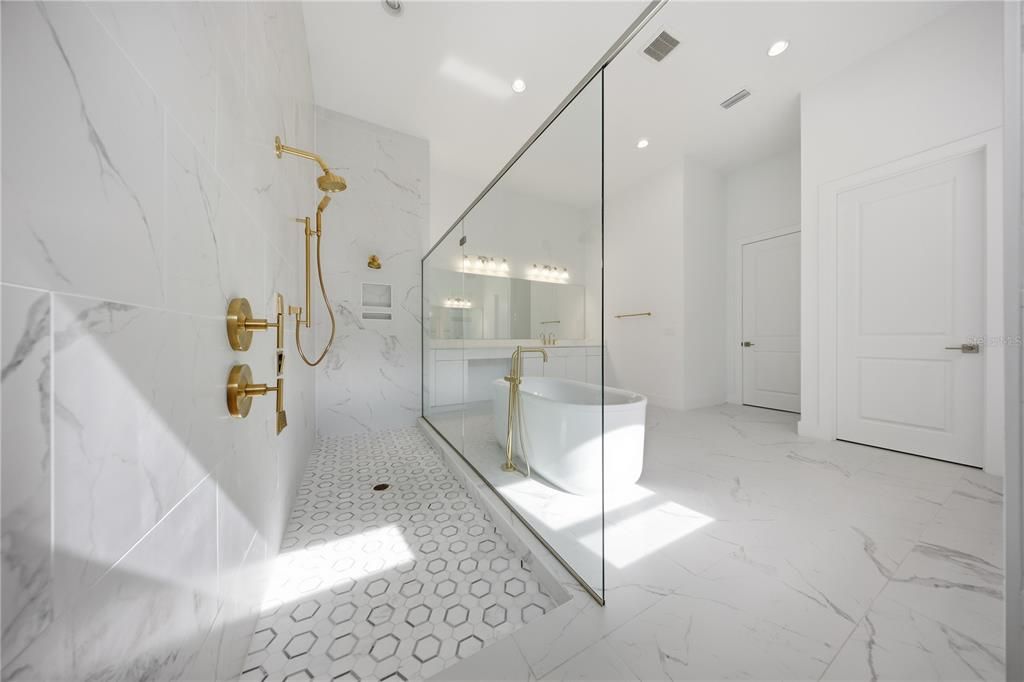 For Sale: $3,050,000 (6 beds, 6 baths, 7093 Square Feet)