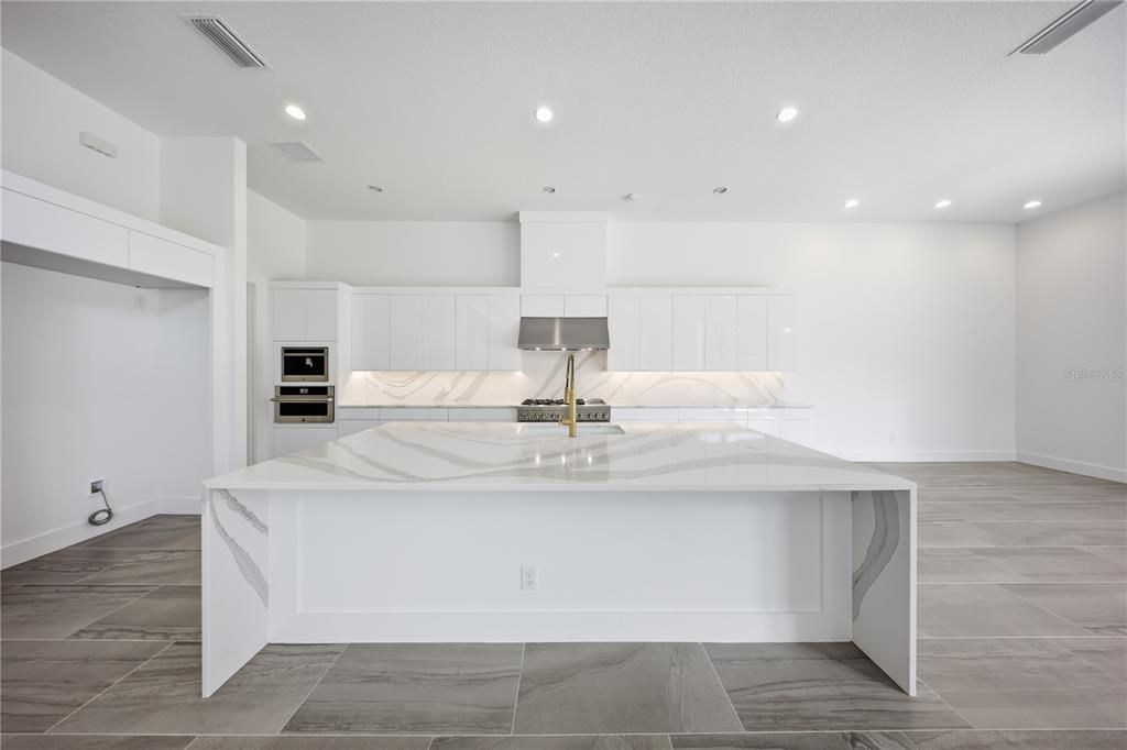 For Sale: $3,050,000 (6 beds, 6 baths, 7093 Square Feet)