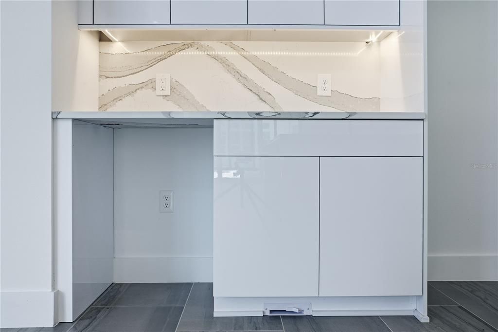 For Sale: $3,050,000 (6 beds, 6 baths, 7093 Square Feet)