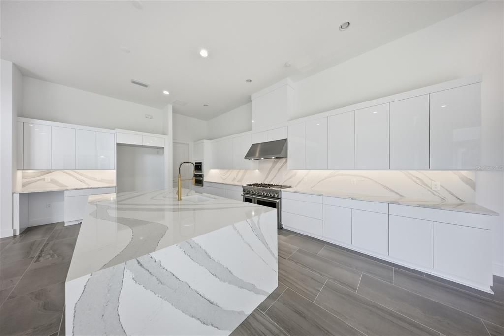 For Sale: $3,050,000 (6 beds, 6 baths, 7093 Square Feet)