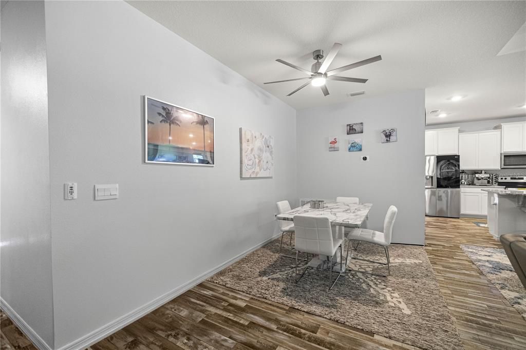 合同活跃: $432,500 (4 贝兹, 3 浴室, 2368 平方英尺)