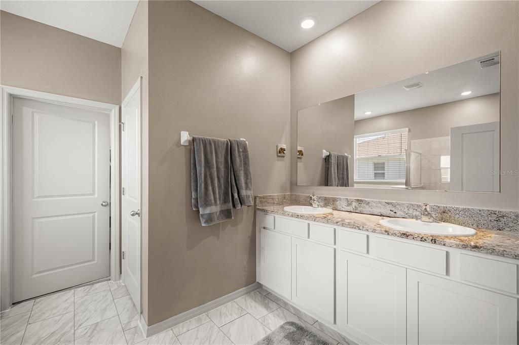 合同活跃: $432,500 (4 贝兹, 3 浴室, 2368 平方英尺)