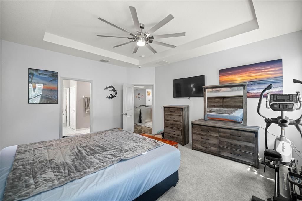 合同活跃: $432,500 (4 贝兹, 3 浴室, 2368 平方英尺)