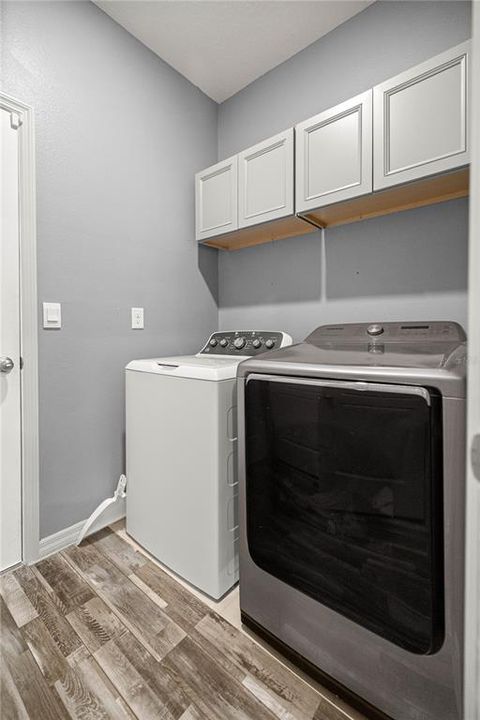 合同活跃: $432,500 (4 贝兹, 3 浴室, 2368 平方英尺)