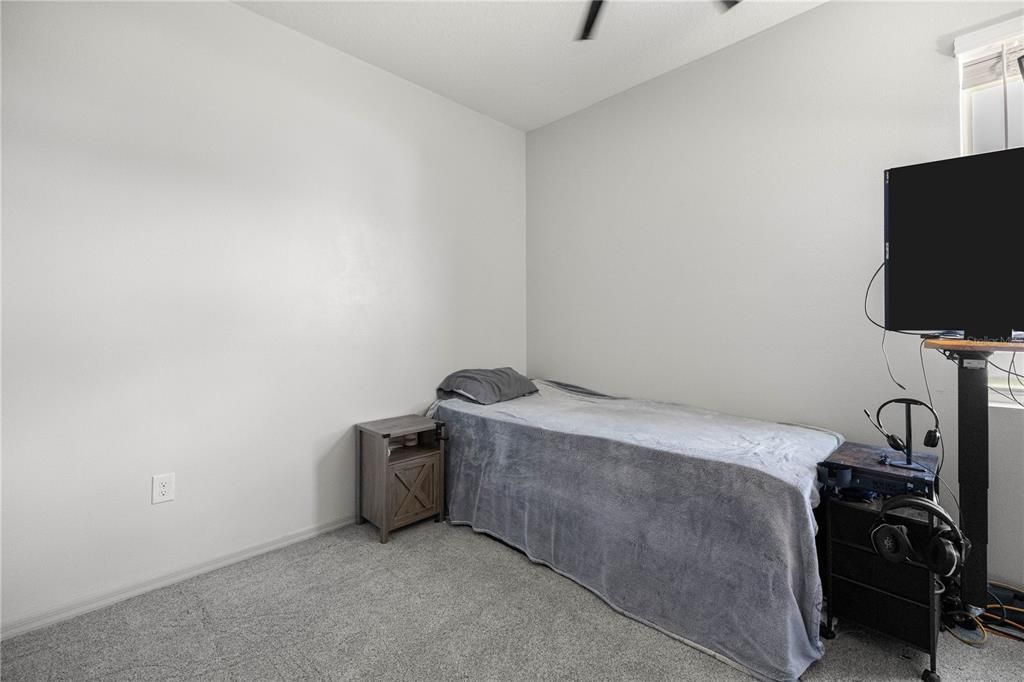 合同活跃: $432,500 (4 贝兹, 3 浴室, 2368 平方英尺)