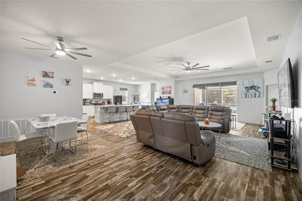 合同活跃: $432,500 (4 贝兹, 3 浴室, 2368 平方英尺)