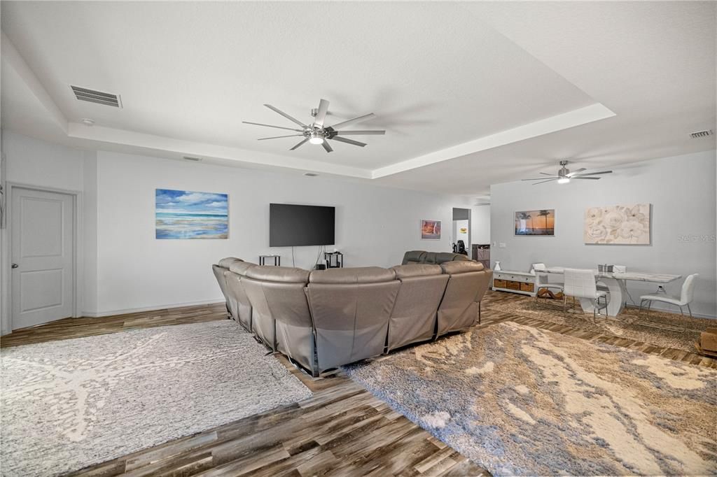 合同活跃: $432,500 (4 贝兹, 3 浴室, 2368 平方英尺)