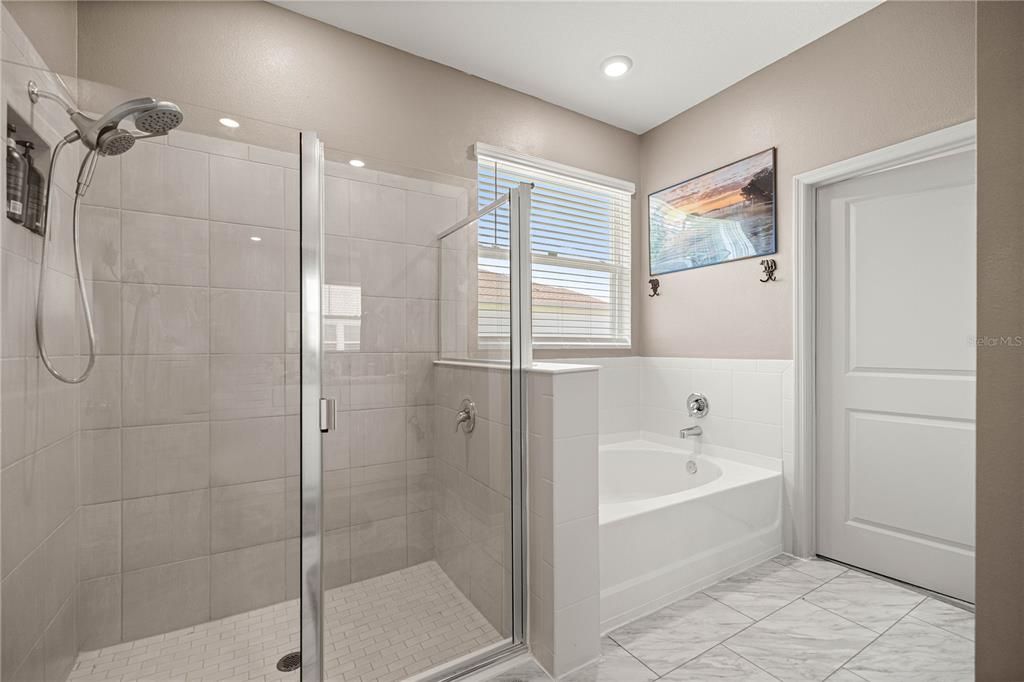 合同活跃: $432,500 (4 贝兹, 3 浴室, 2368 平方英尺)