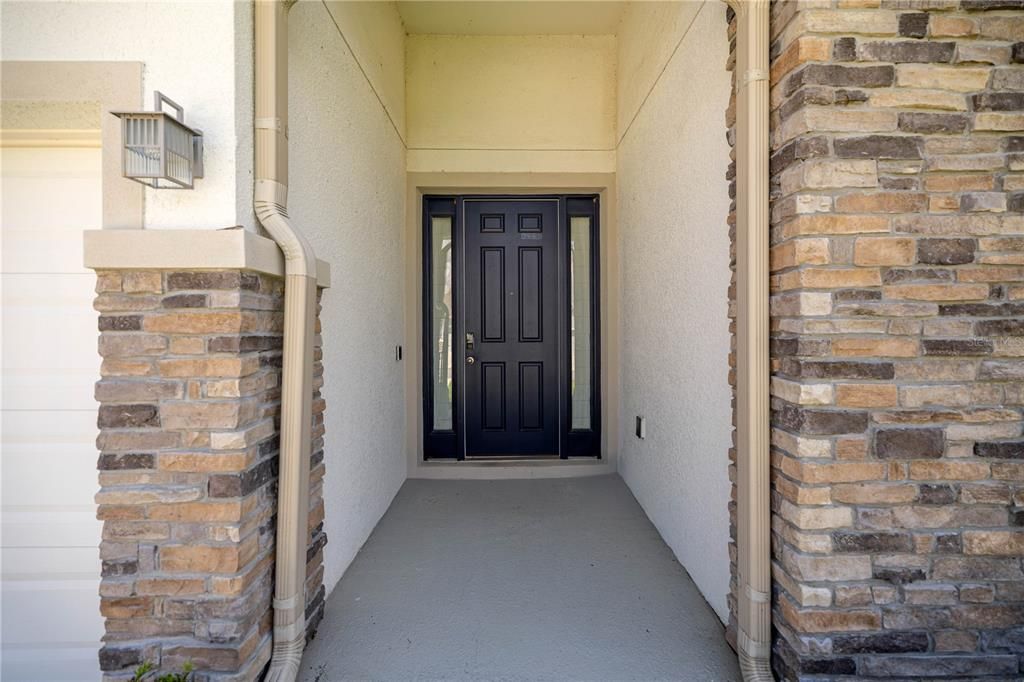 合同活跃: $432,500 (4 贝兹, 3 浴室, 2368 平方英尺)