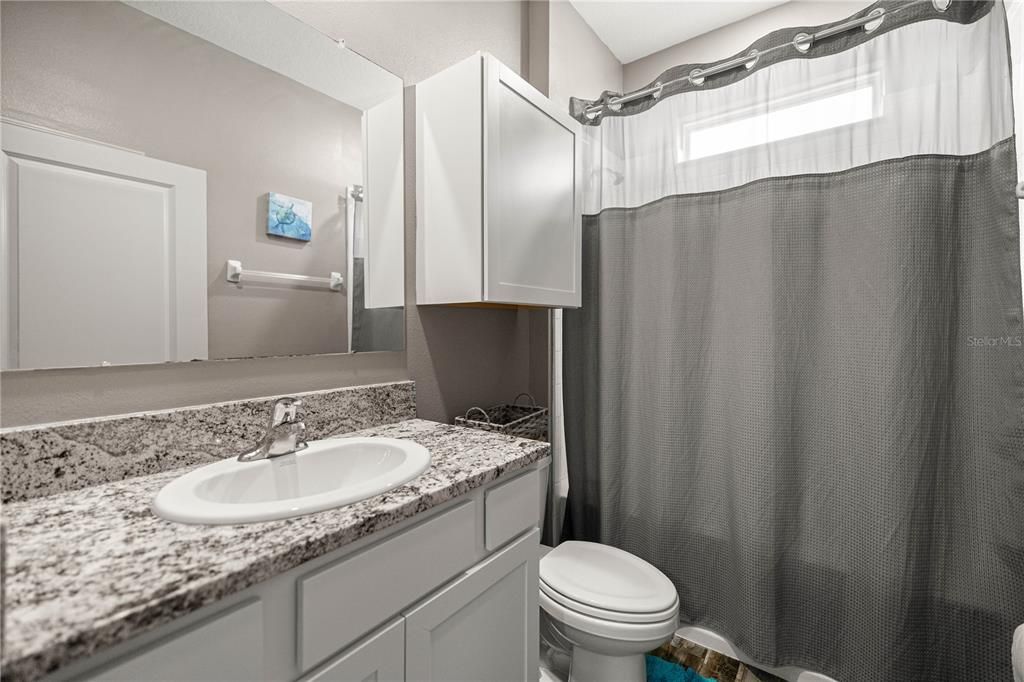 合同活跃: $432,500 (4 贝兹, 3 浴室, 2368 平方英尺)