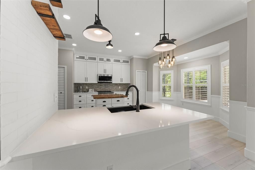 Под контрактом: $719,000 (4 спален, 3 ванн, 3137 Квадратных фут)