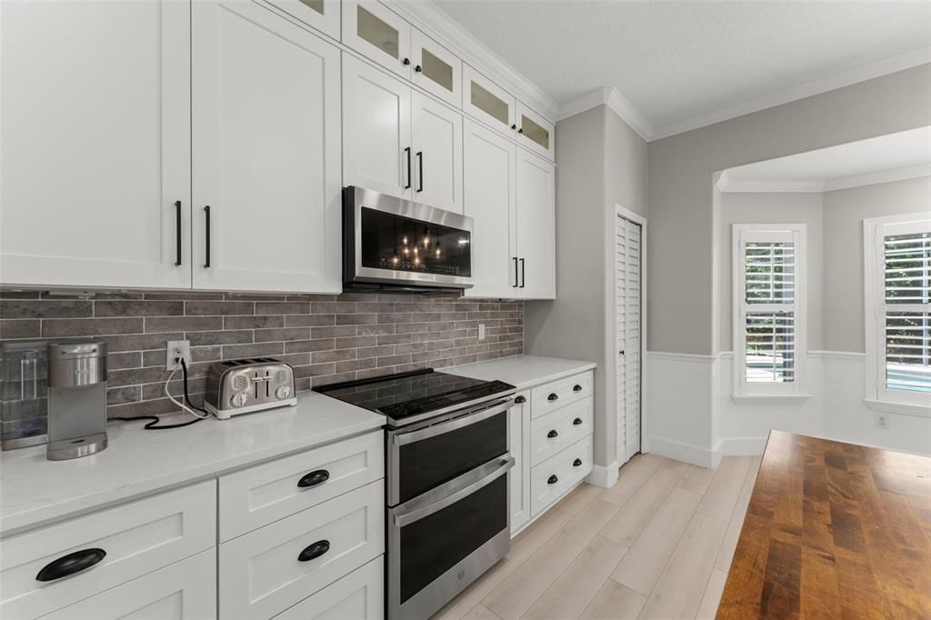 Под контрактом: $719,000 (4 спален, 3 ванн, 3137 Квадратных фут)