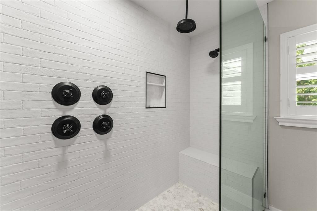 Под контрактом: $719,000 (4 спален, 3 ванн, 3137 Квадратных фут)